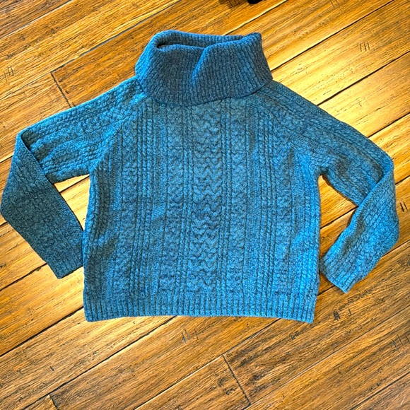 Carve Designs Turtleneck Sweater. Size small. - Picture 3 of 3